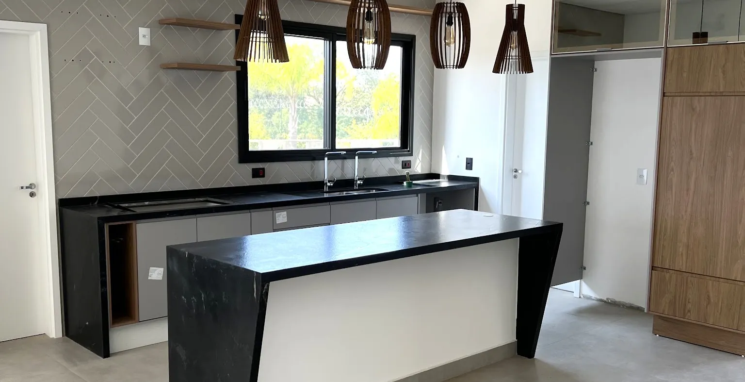 Cozinha com ilha em pedra entregue pela Marmoraria Primavera